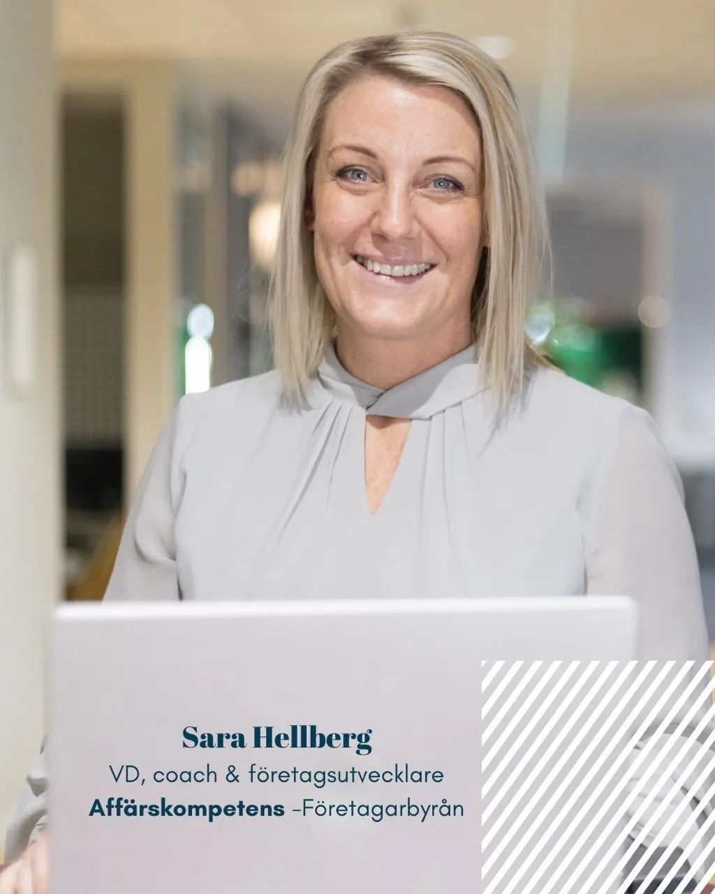 Sara Hellberg som är VD, coach och företagsutvecklare på Affärskompetens - Företagarbyrån har en dator skärm framför sig och ler in mot kameran.