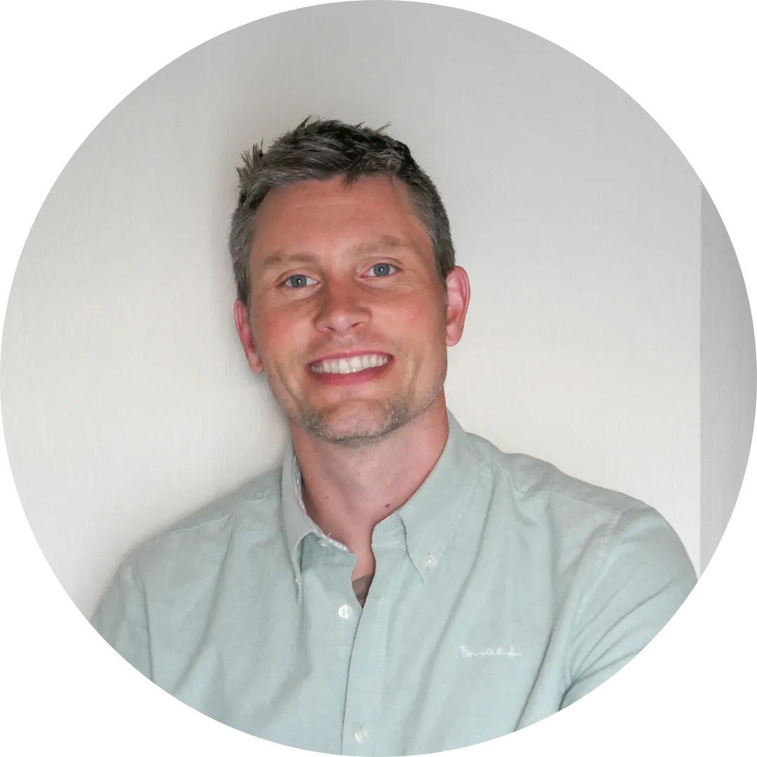 Småföretagaren Fredrik som köpt företagsutveckling av Företagarbyrån har på sig en grön skjorta och ler mot kameran.