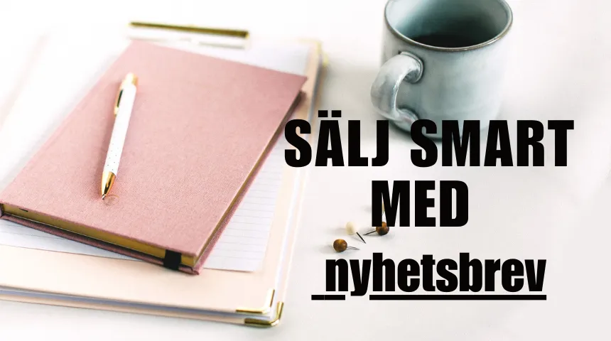 Ett block och en rosa anteckningsbok ligger på ett ljust skrivbord. Bredvid står en kaffekopp och på bilden står det skrivet Sälj smart med nyhetsbrev