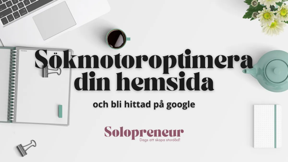 Stilleben av ett vitt skrivbord där man ser tangentbordet från en laptop, ett öppet anteckningsblock, vita blommor, kaffekopp och en kaffekanna. Mitt i bilden står det Sökmotoroptimera din hemida och bli hittad på google. Solopreneur loggan syns under.