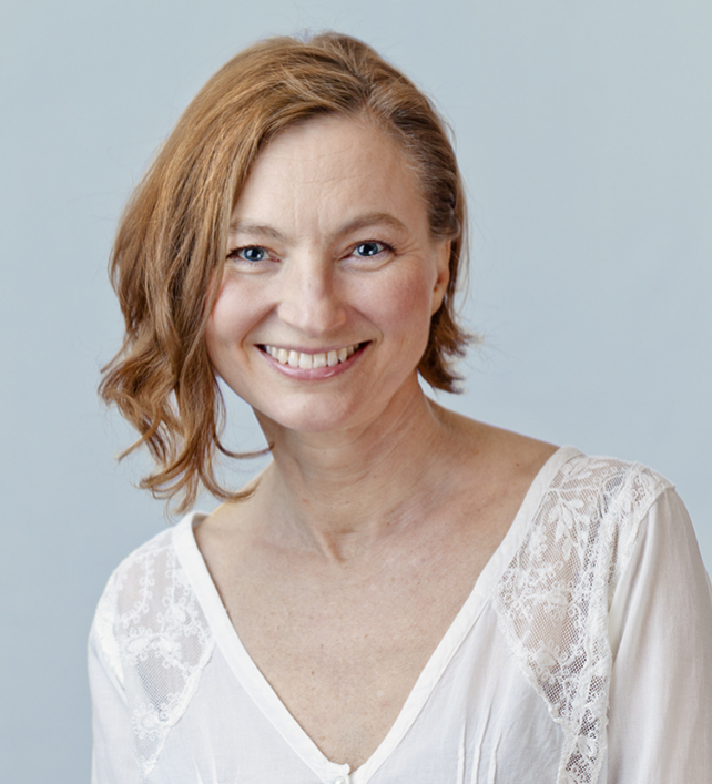 Onlineföretagaren Ewa Bazarnicka på Linuse ler mot kameran. Bakgrunden är ljusblå och hon har en vid blus med spets på axlarna