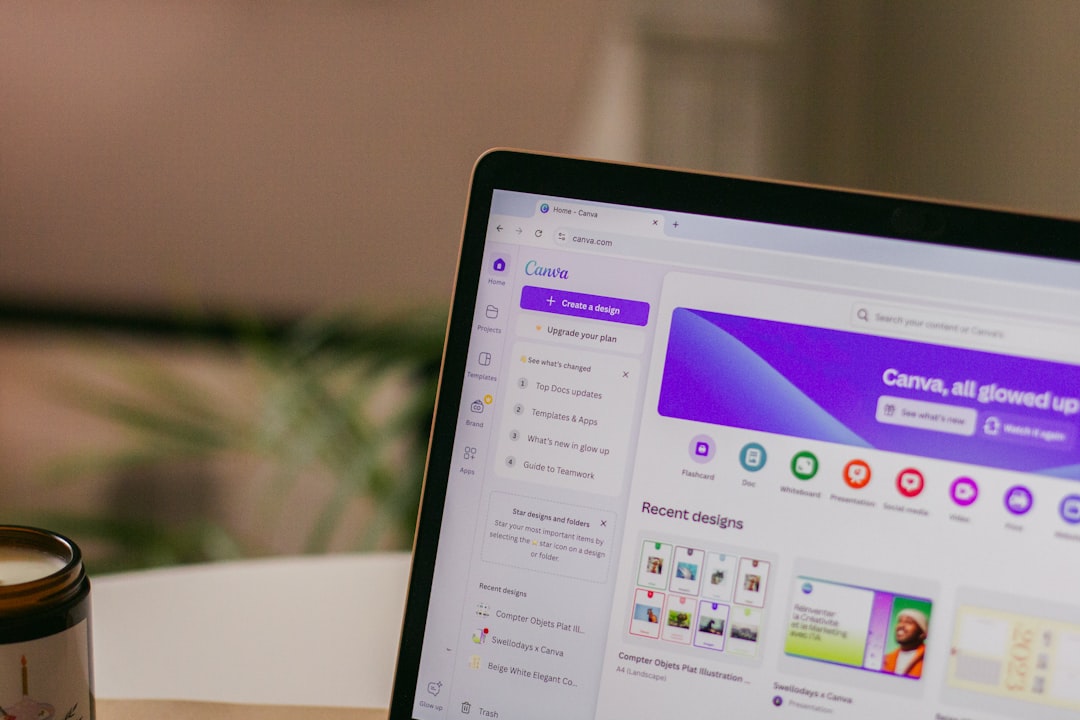 närbild på en laptopskärms vänstra övre hörn där man har designverktyget Canva öppet. Vår kurs visar dig grunderna i Canva så du kan skapa proffsiga designer.