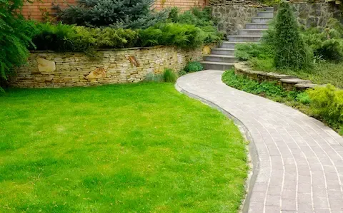 Brick retaining wall and curved walkway built by Camas Concrete.