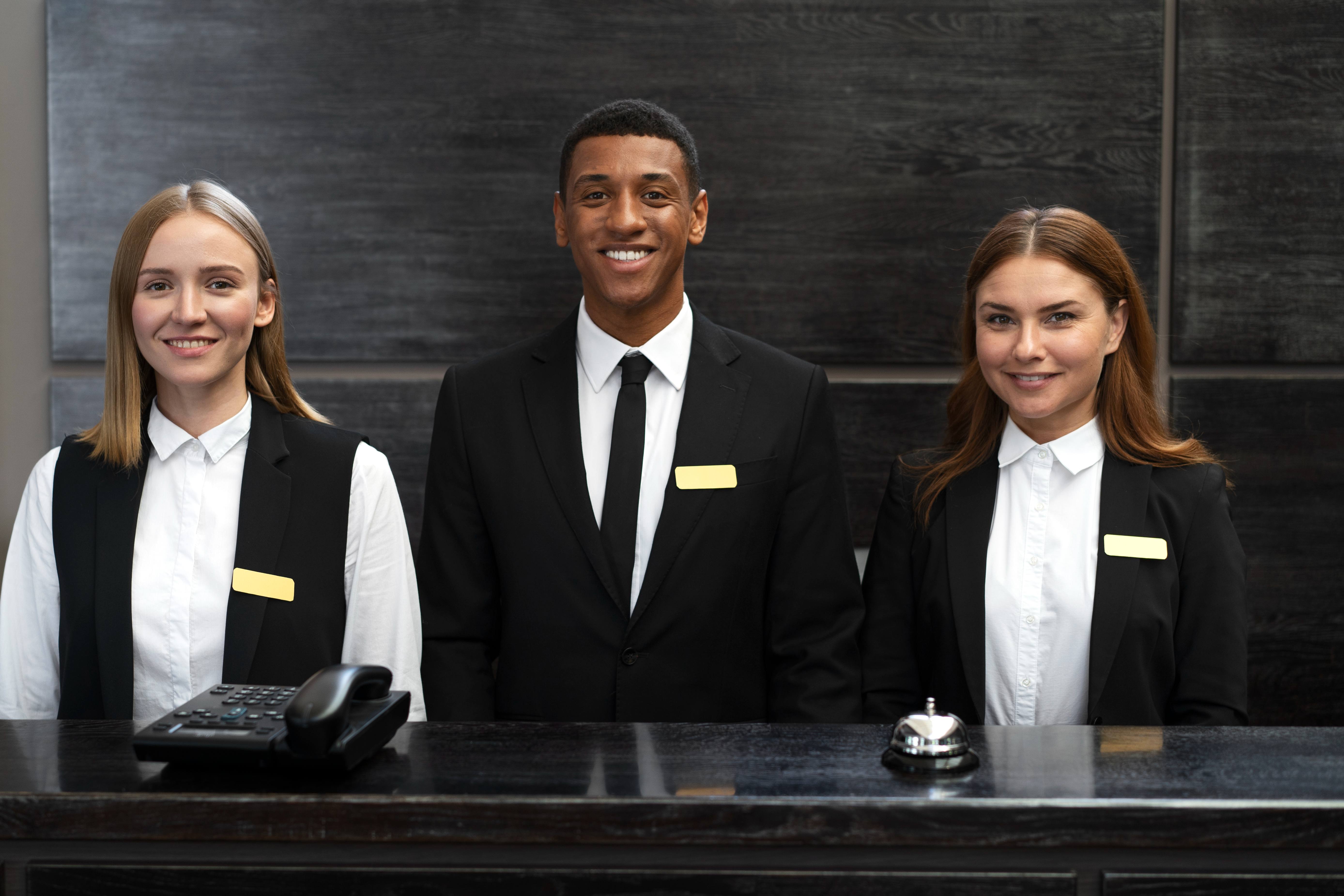 Trabajador de hotel sonriendo durante su turno en Nueva York