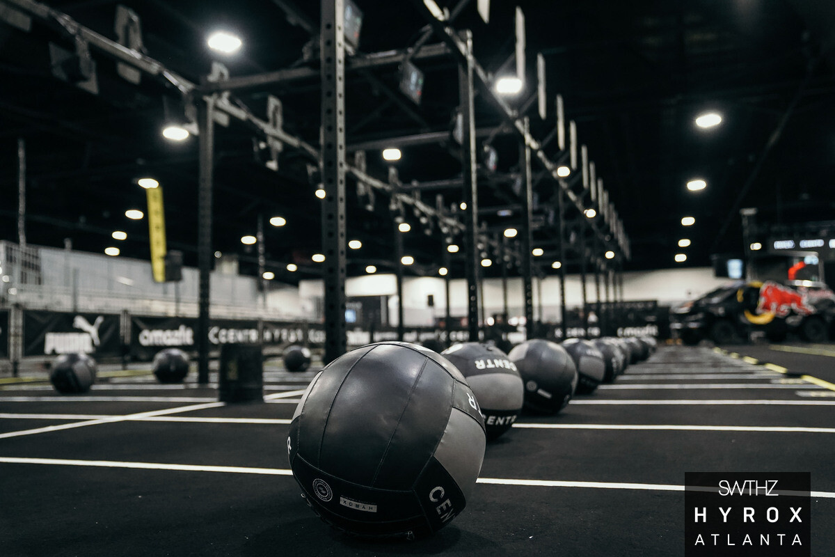 woman lifting black and gray barbell