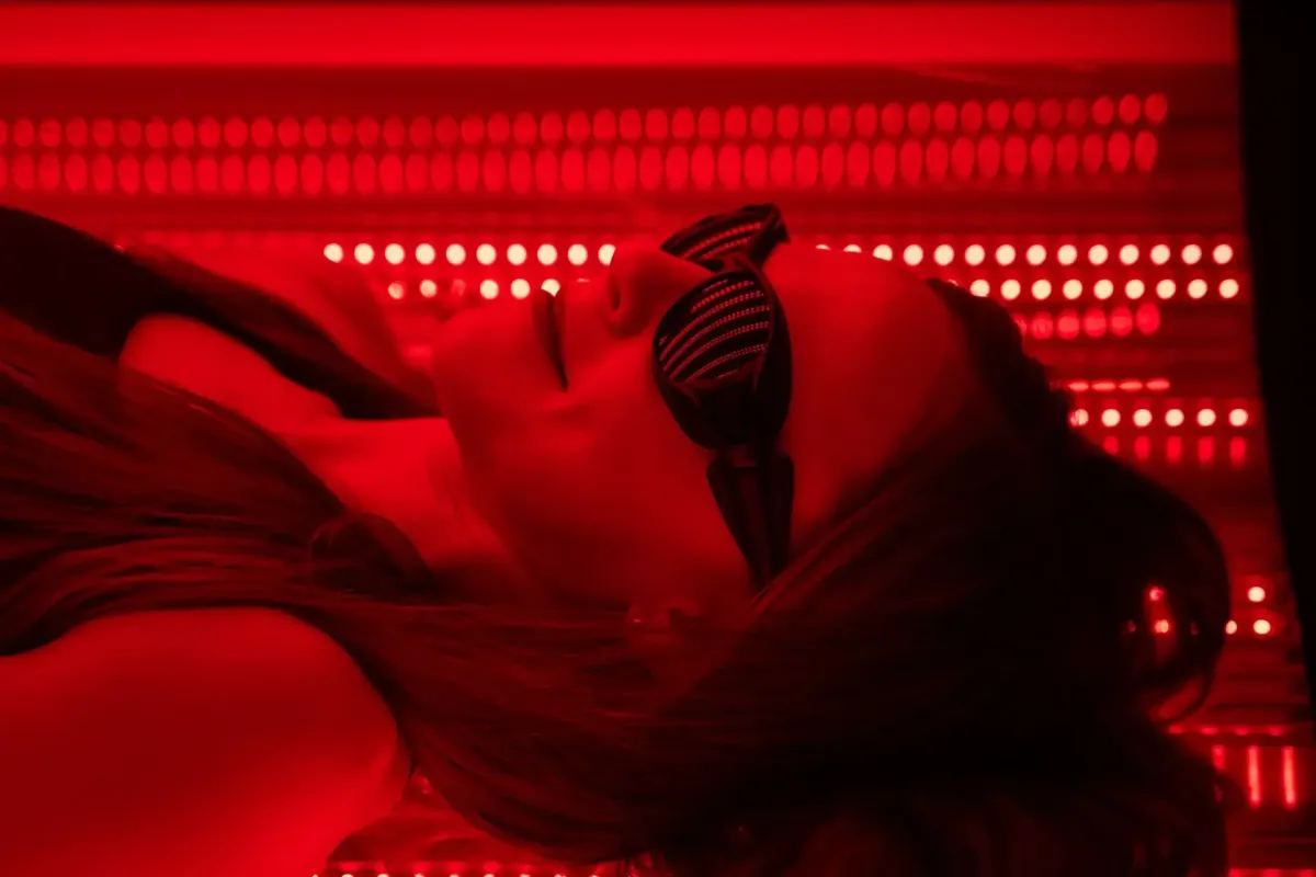  Red Light Therapy session at Level Up Wellness in St. George, Utah, reducing acne and promoting skin rejuvenation.