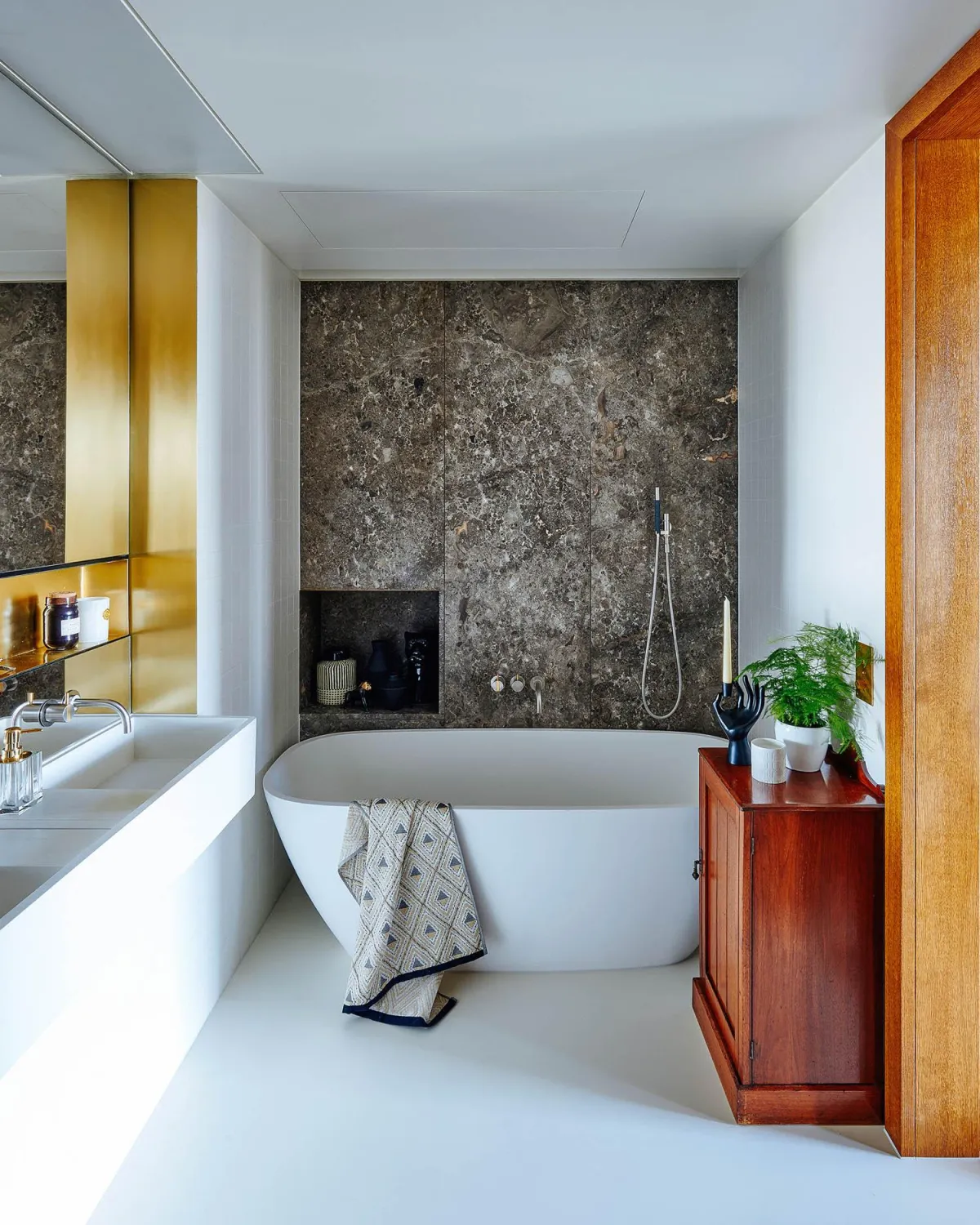 Bathroom - Contemporary Apartment - Kings Cross, London