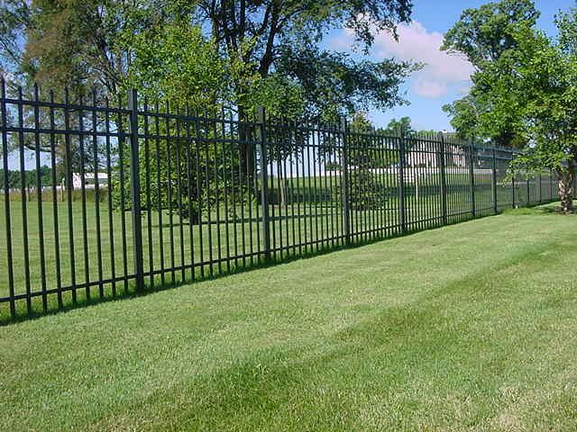 Traditional vs. No-Dig Fence Installation: At-a-Glance
