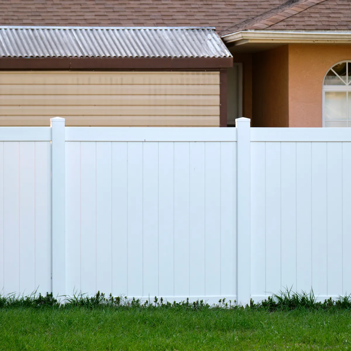 white vinyl privacy fence installation 