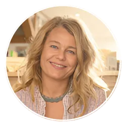 Katrine Horn with straight blonde hair, life coach