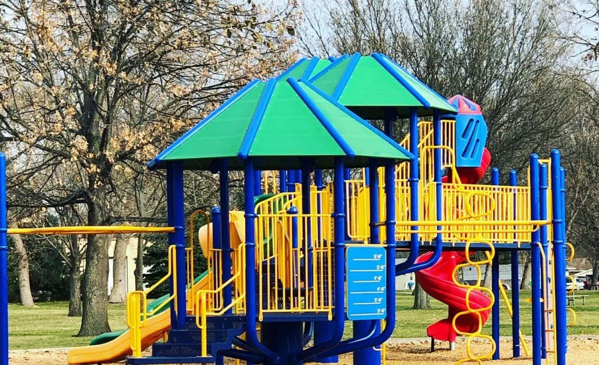 Composite deck with railings in Melgaard Aberdeen SD