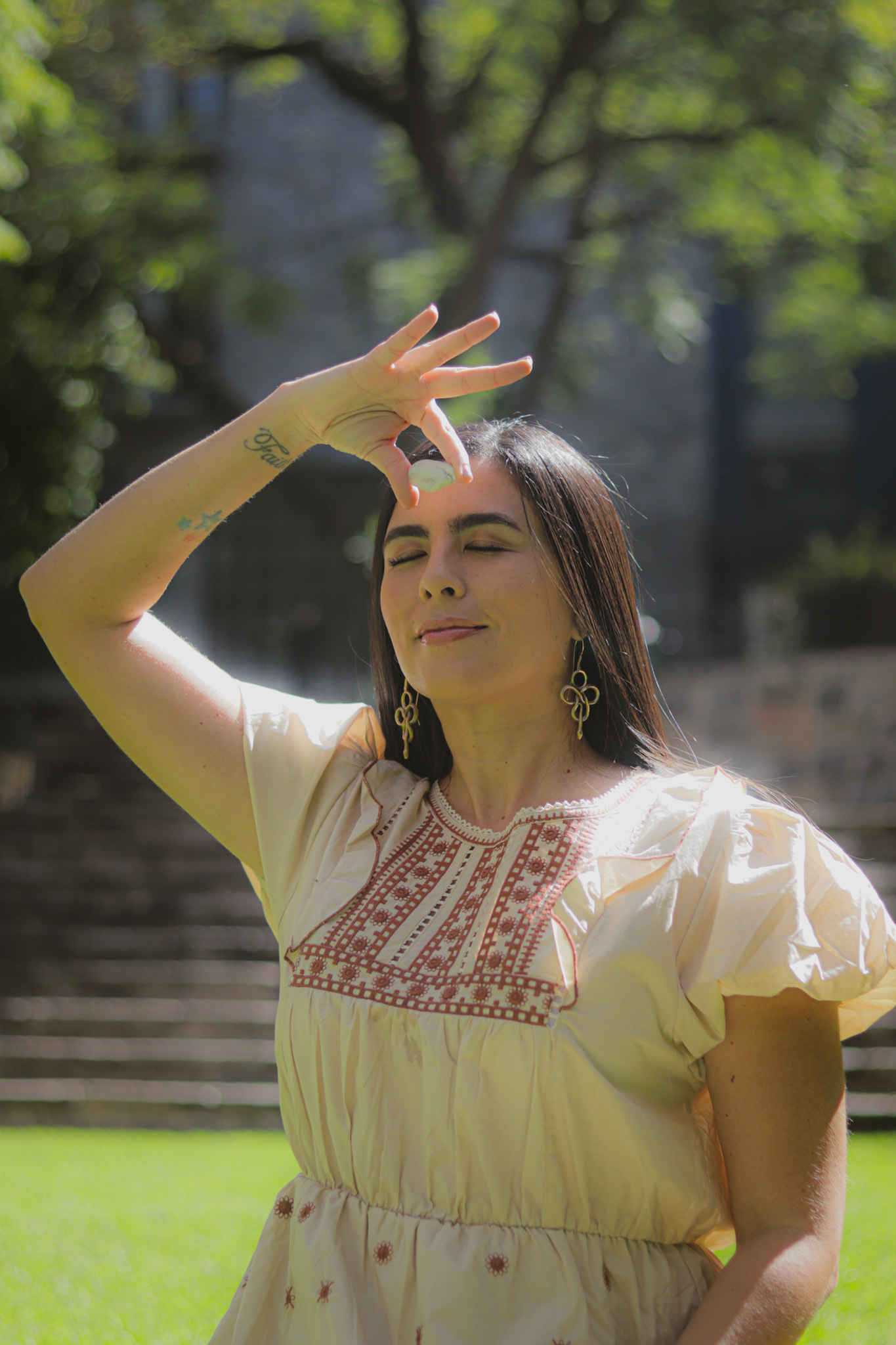 wooden ladle and chopping board with ginger during daytime