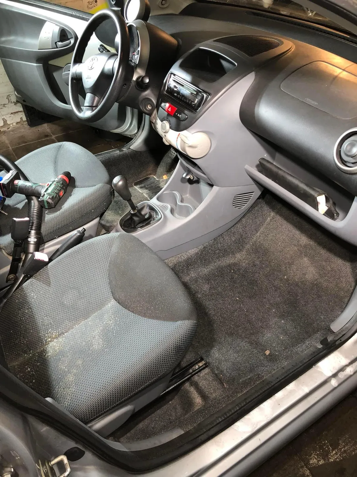Tapis et moquettes de voiture à Somain : pourquoi les nettoyer avant les mois humides ?