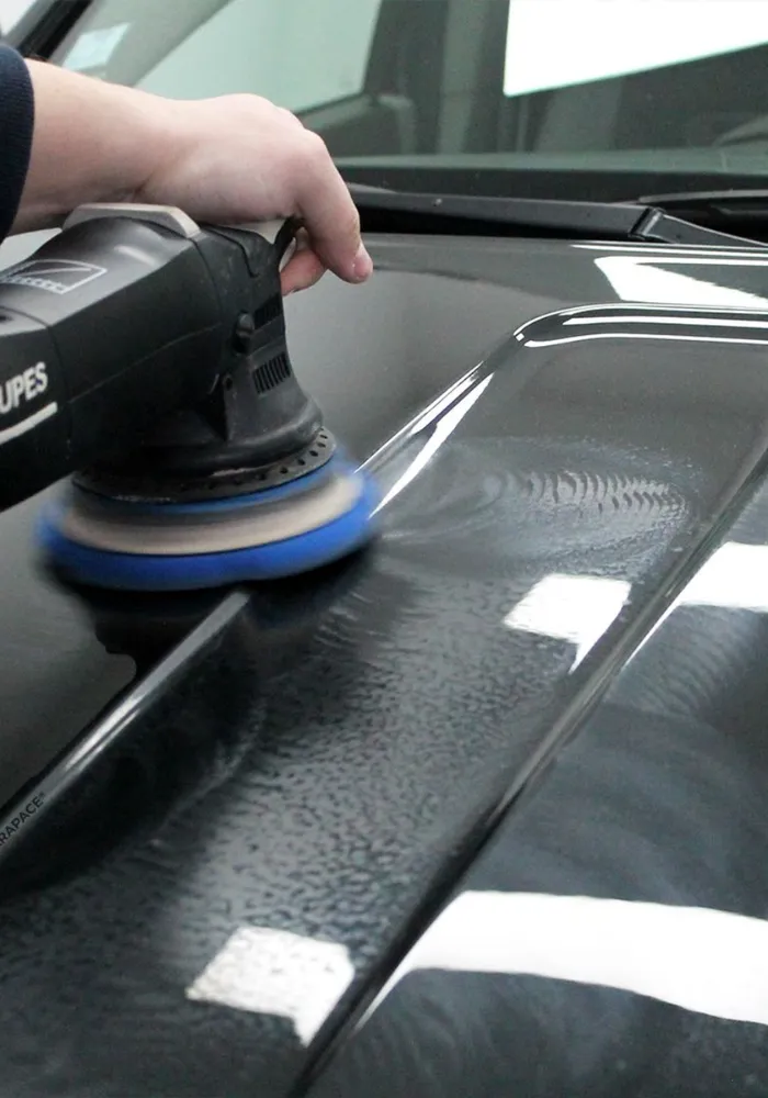 Polissage et lustrage à Somain : quelle différence pour la carrosserie de votre voiture ?