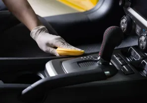 Nettoyage intérieur de voiture à Somain : comment préparer son véhicule avant l’automne ?