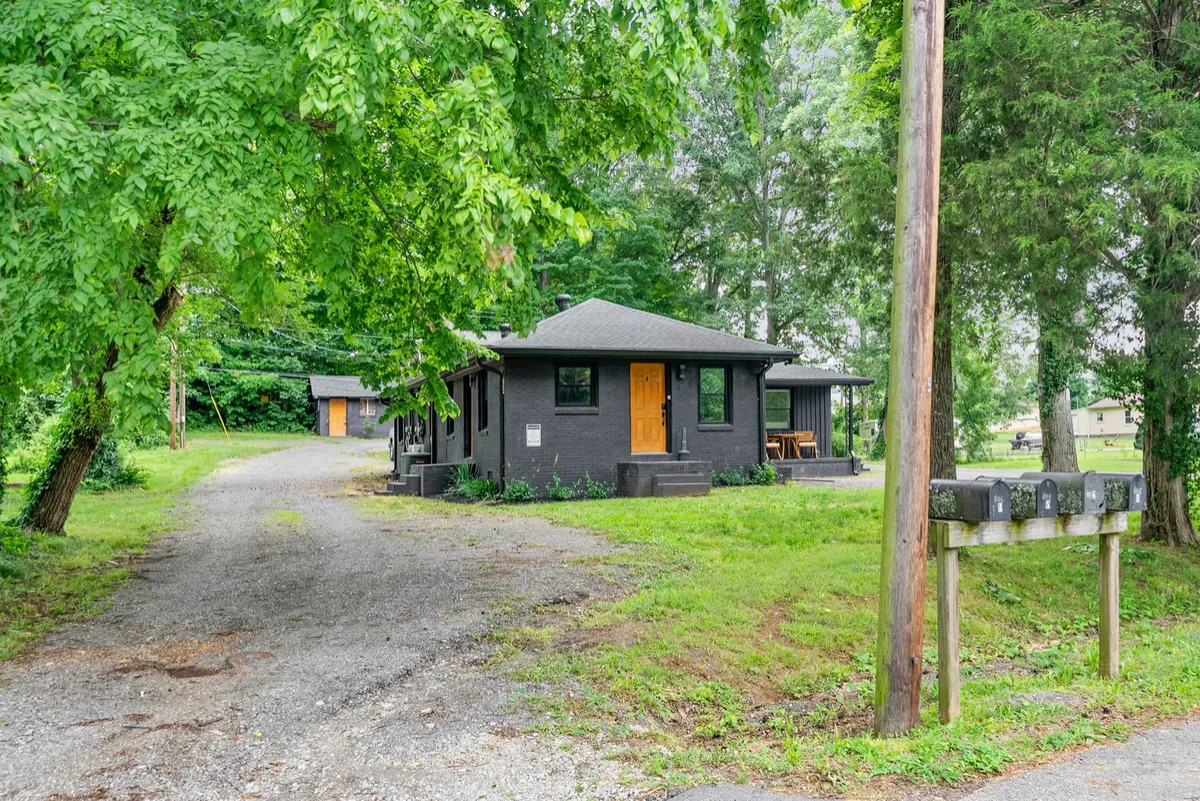 Canyon Creek Lodge executive stay with fenced grounds and covered vehicle port