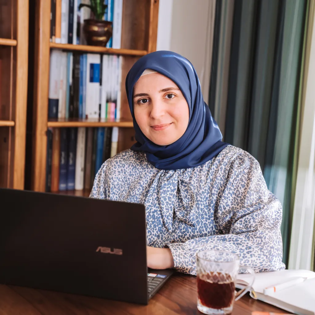  بتول حديفة كاتبة مستشارة تربويةمحررة و