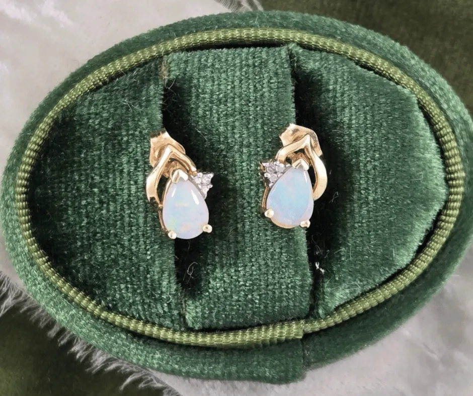 entry way to vintage jewelry company in fayetteville