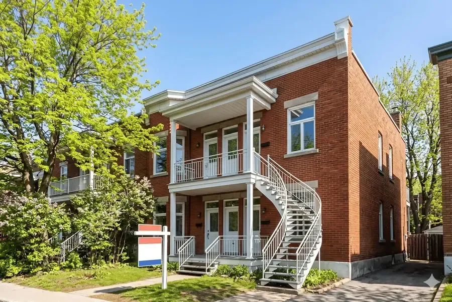 Vue de quatre saisons d'une maison québécoise à Montréal, illustrant la saisonnalité immobilière