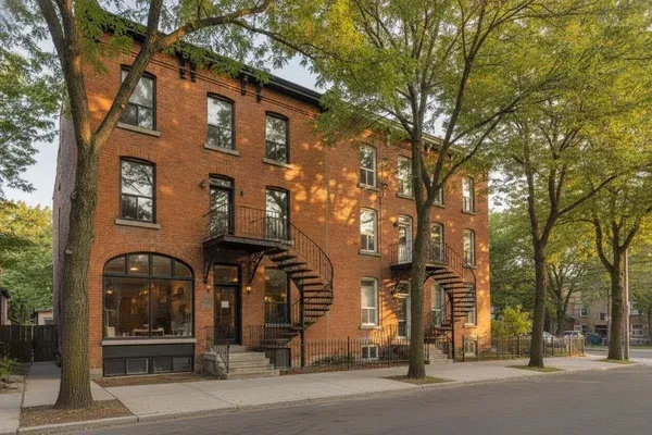 Triplex en brique typique de Saint-Henri sur une rue du Sud-Ouest de Montréal, propriété à vendre