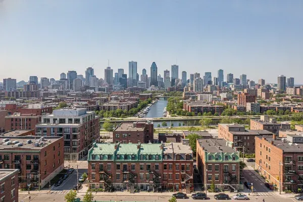 Vue du secteur Pointe-Saint-Charles avec plex et condos convertis près du canal, marché immobilier du Sud-Ouest de Montréal 2026