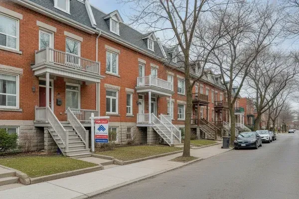 Panneaux à vendre devant des propriétés résidentielles à Montréal illustrant l'équilibre entre marché vendeur et acheteur en 2026