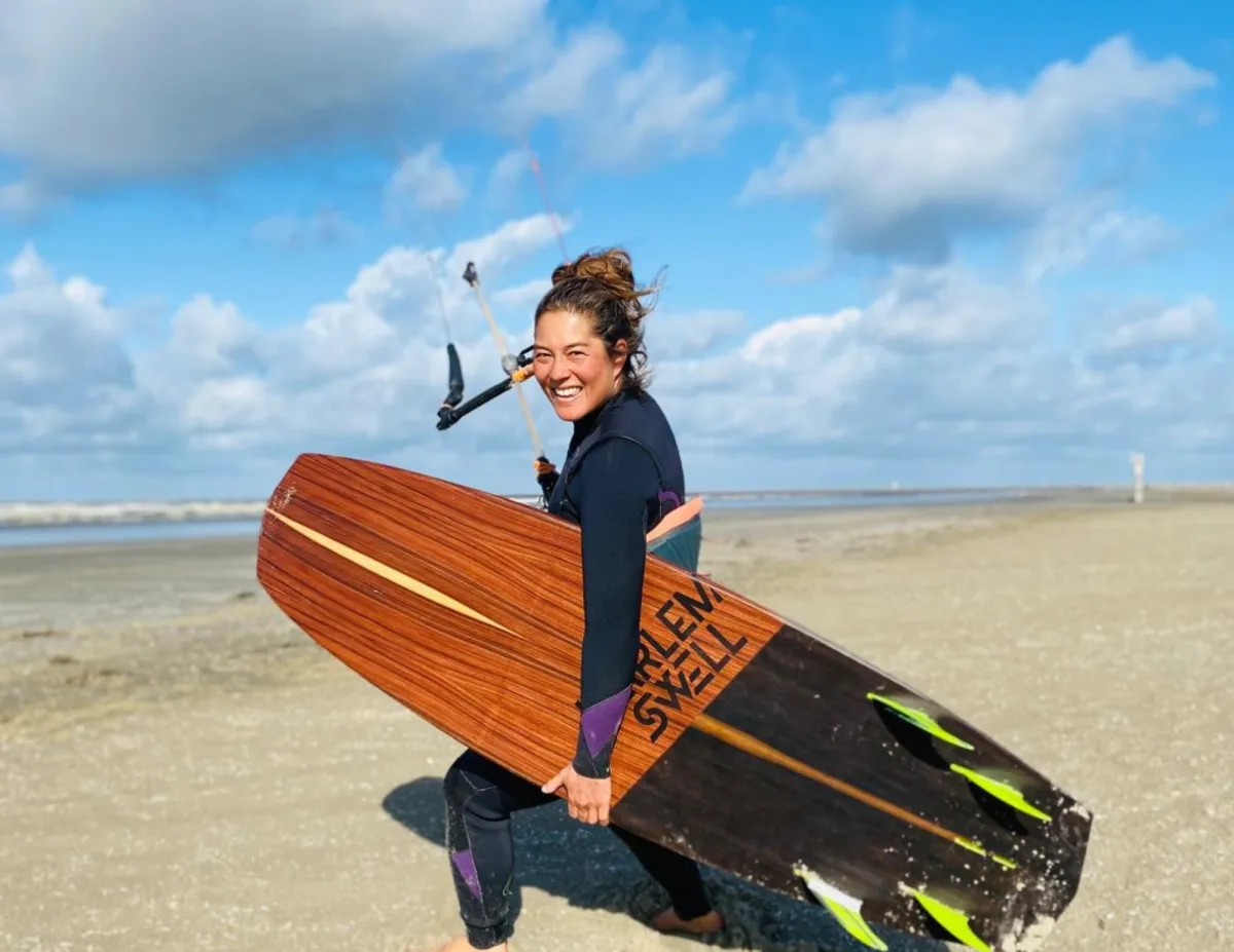 kitesurfende vrouw in Nederland