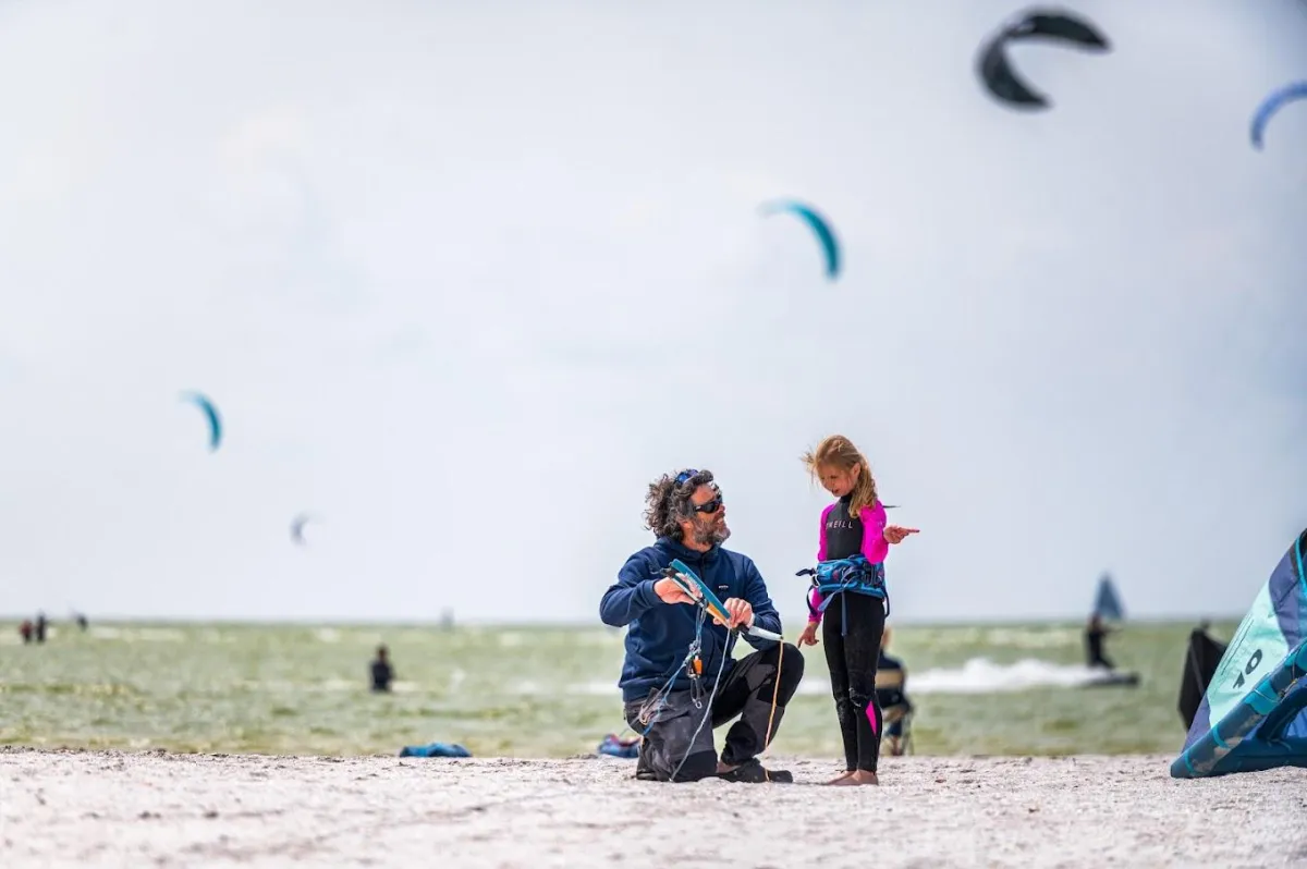 kitesurfschool kitemobile aan het lesgeven
