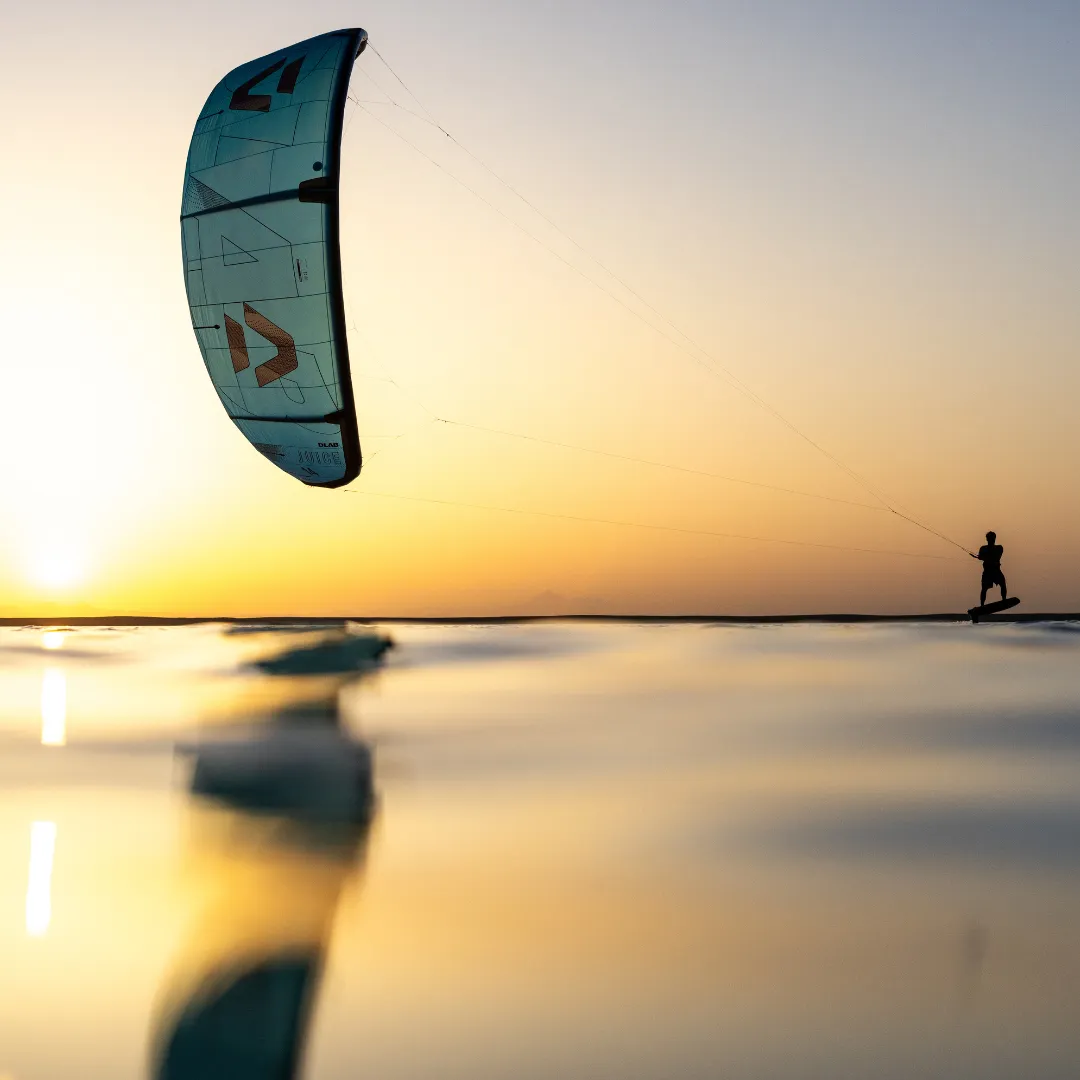 Kitesurfing in sicily lo stagnone with kite reizen
