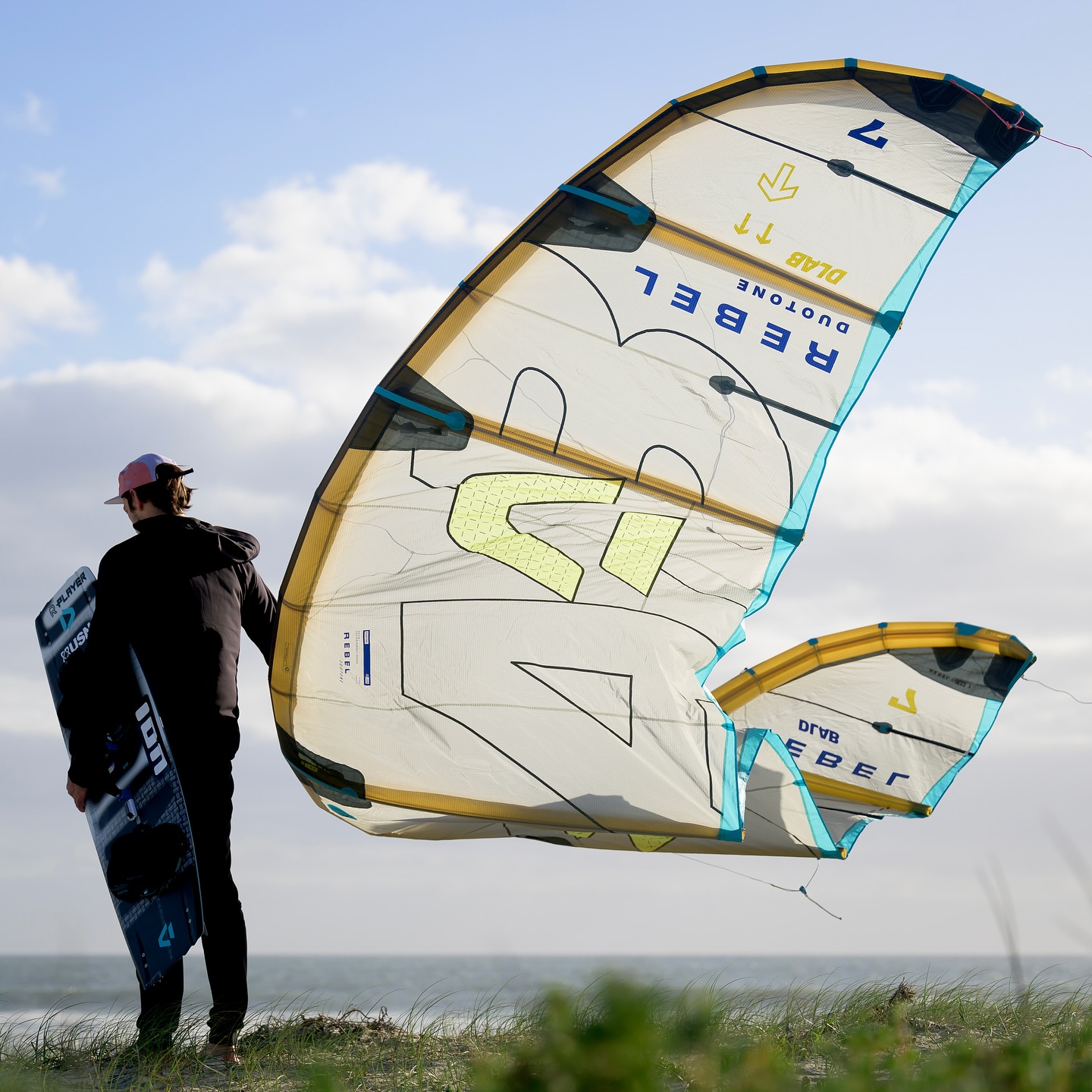 Ross Dillon player standing with a duotone kite with kitereizen