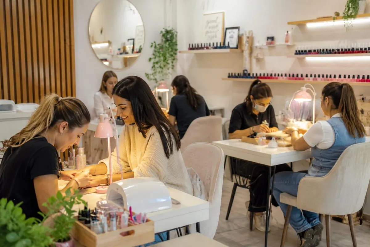 Interior de un Nail Studio con puestos de trabajo preparados