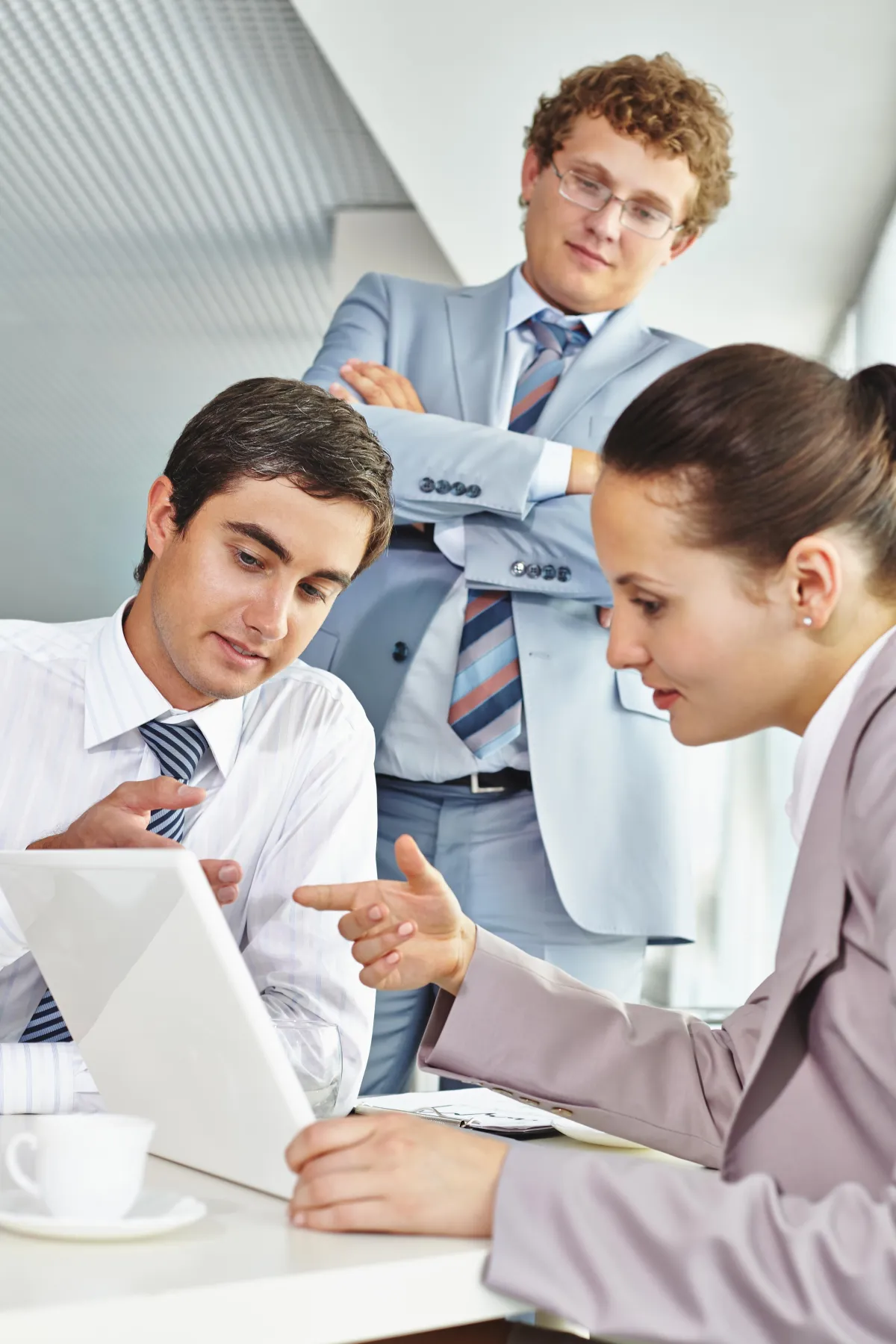 Composición artística abstracta con papeles, gráficos y líneas financieras en tonos cálidos y neutros. El fondo es moderno y difuminado, evocando análisis y planificación. No hay personas, solo elementos visuales que sugieren organización y toma de decisiones empresariales.