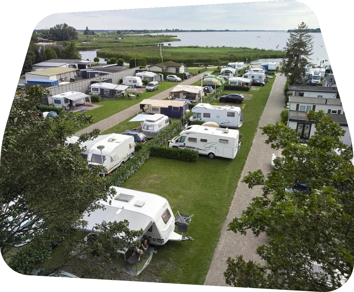 Claudia en Geert-Jan van Kallie naast hun minicamper