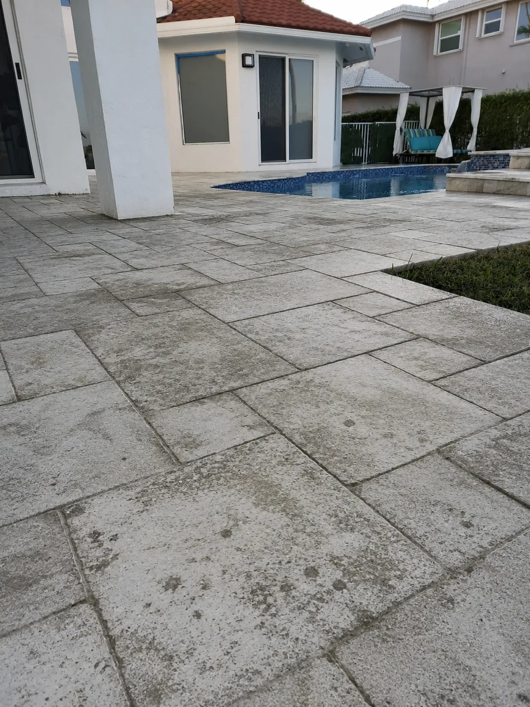 paver-pool-deck-with-failed-sealer-in-Tampa-Bay
