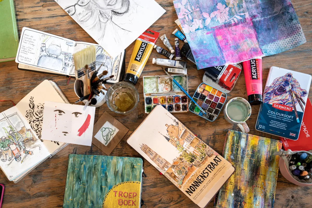 Troepboek op tafel met creatieve materialen