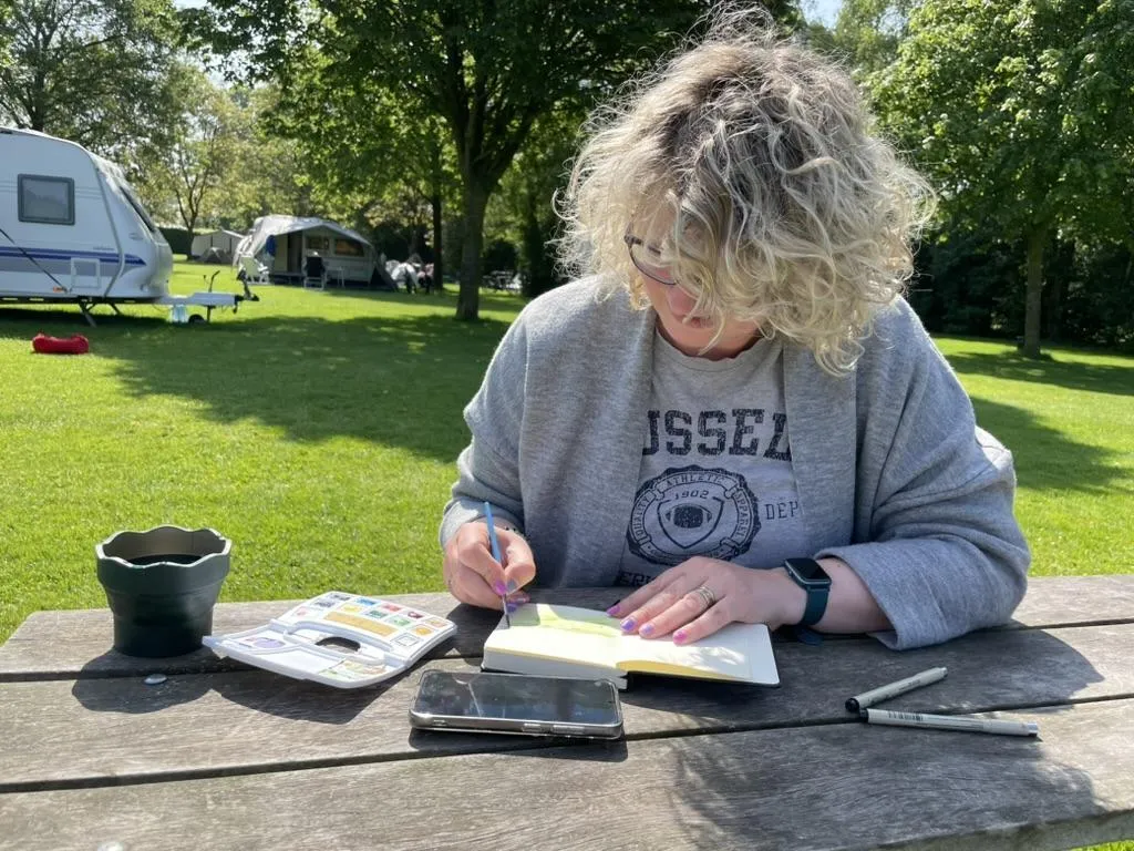 Anna tekent in Troepboek