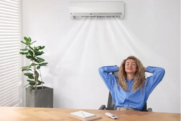 Donna che si gode il fresco del suo nuovo climatizzatore installato a Genova