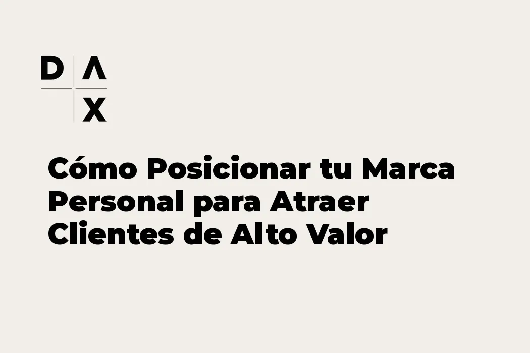 Emprendedor construyendo su marca personal para atraer clientes de alto valor en negocios digitales