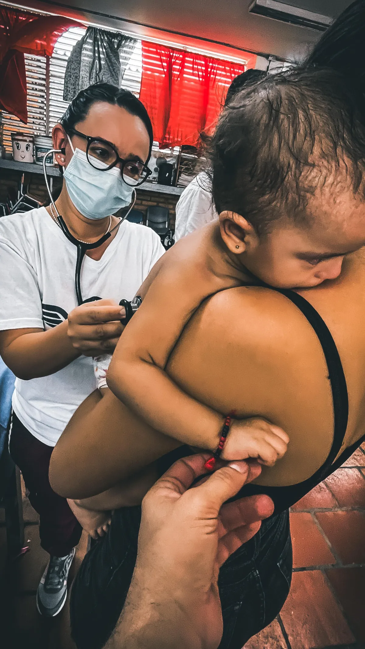Brigada médica de Alas para la Gente atendiendo a comunidad vulnerable