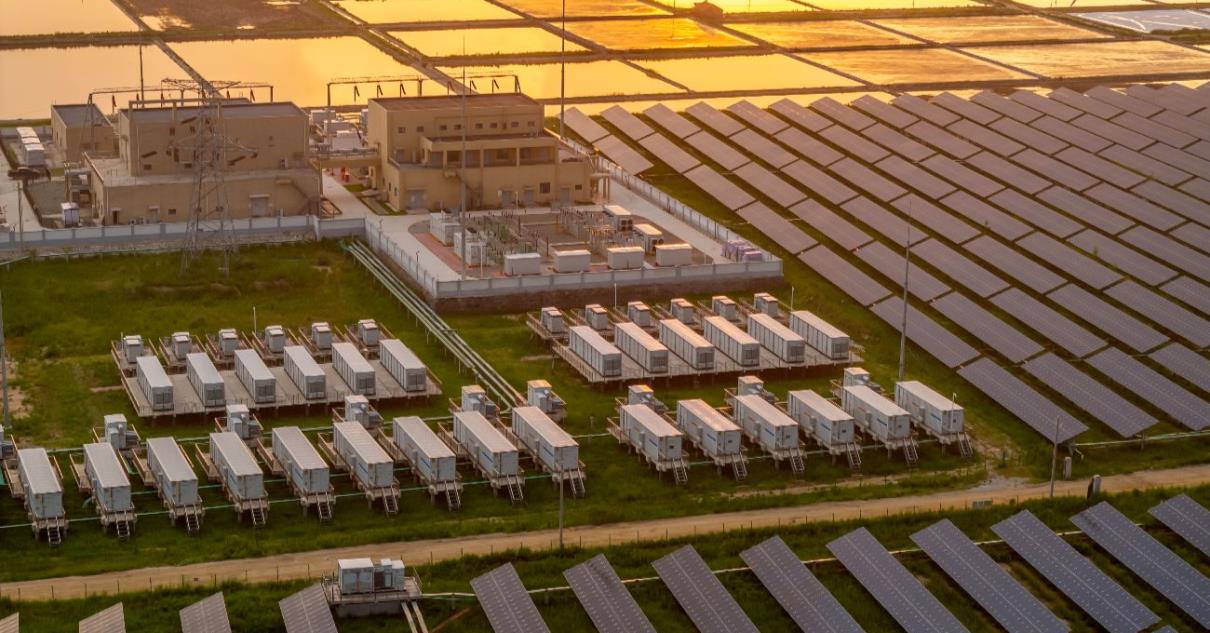 Commercial building rooftop solar array with battery storage system representing on-site energy generation investment economics in 2026