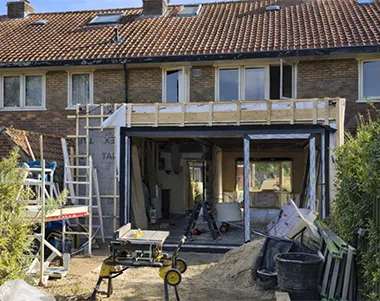 Luxe houten poolhouse met sfeerverlichting en zwembad in de avond