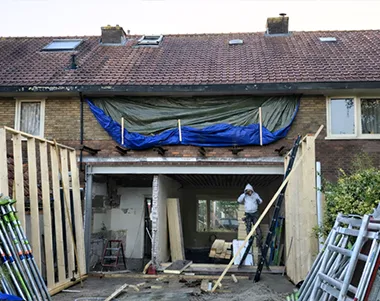 Houtskeletbouw constructie en frame van nieuw tuinhuis