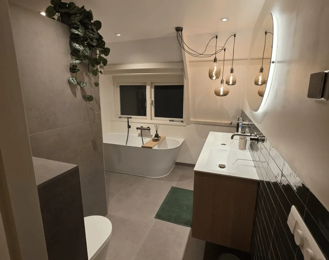 Luxe houten poolhouse met sfeerverlichting en zwembad in de avond