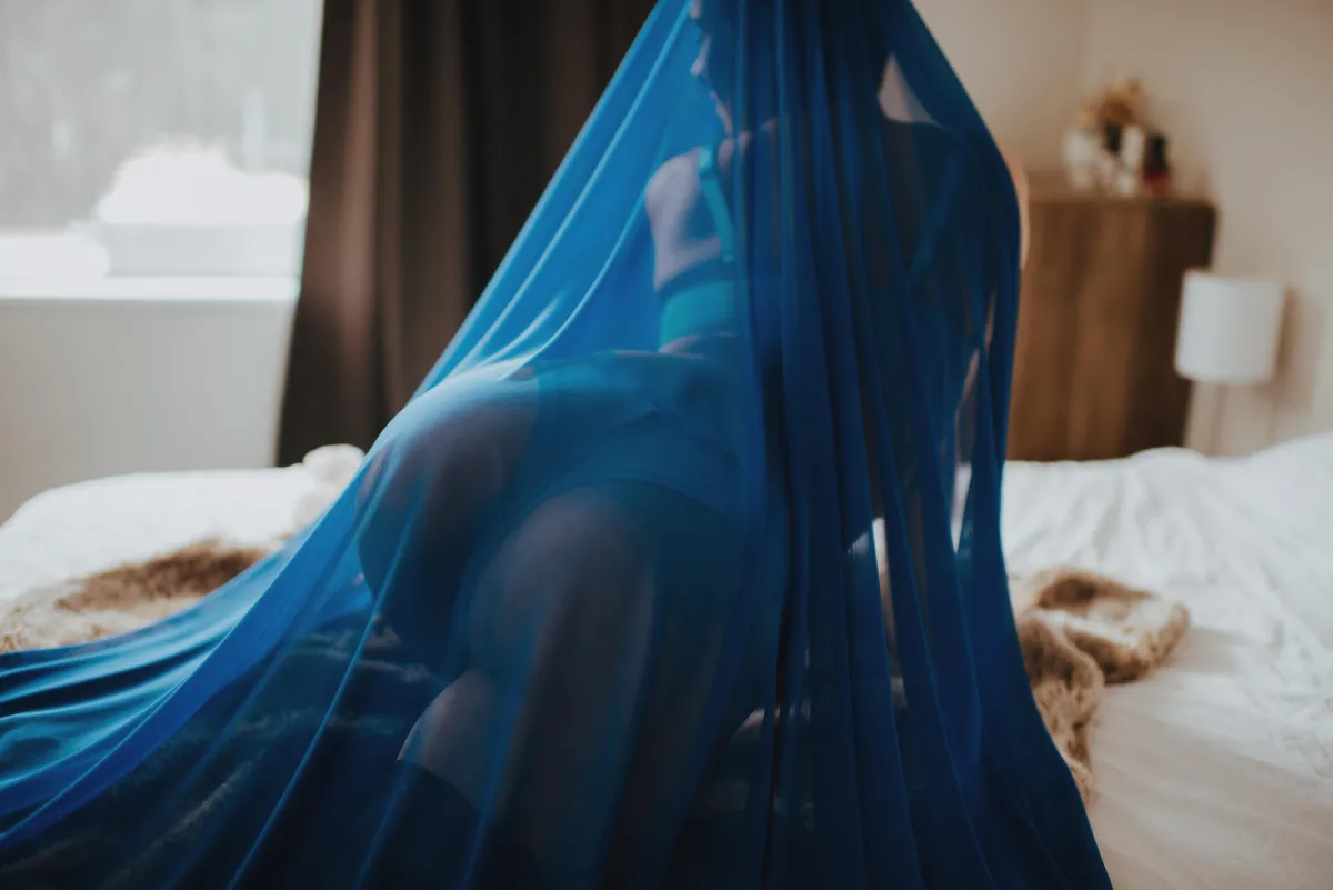 using sheer fabric for a boudoir photoshoot