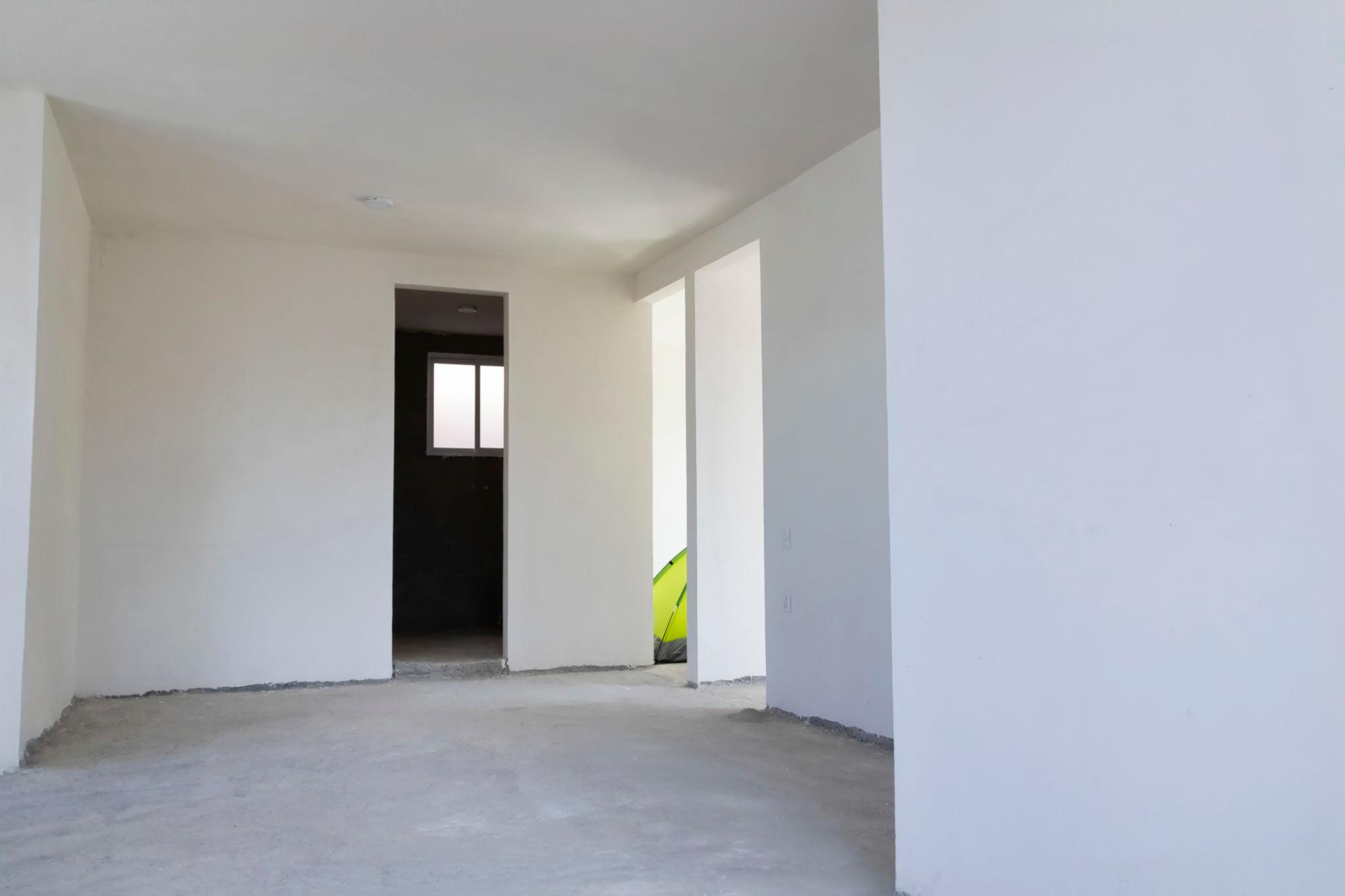When Should Homeowners Repaint Interior Walls?