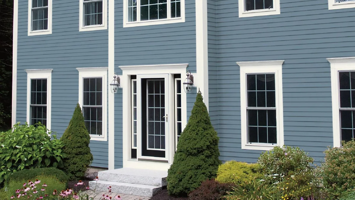 a row of benches sitting next to each other