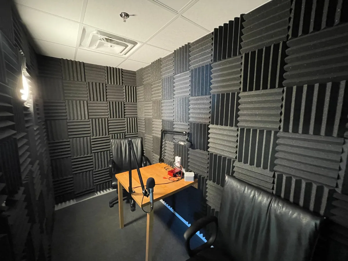 Picture of ORCA Coworking podcasting room with all the necessary comforts