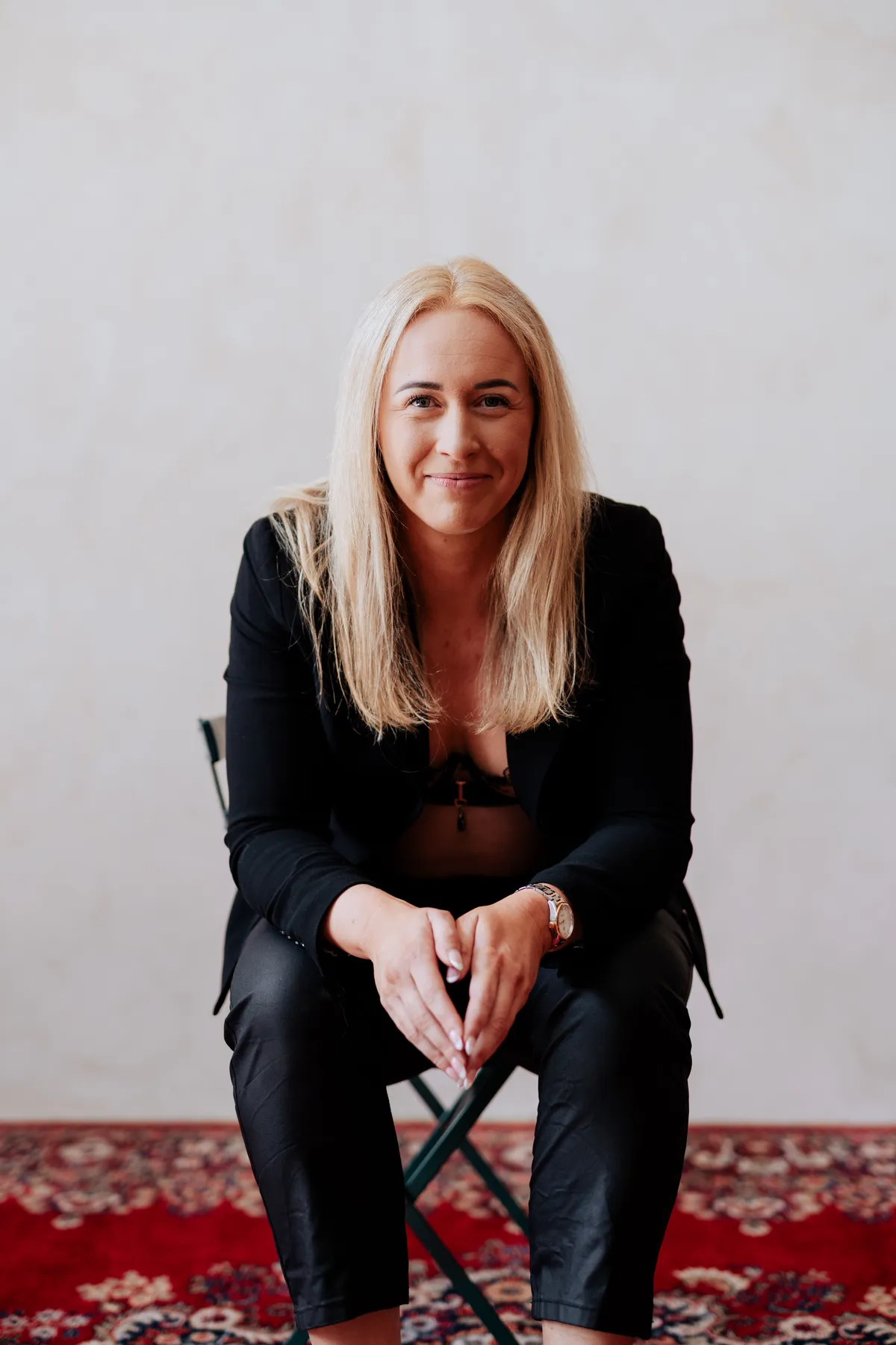 Editorial portrait of founder and coach Kadi Sonntag in warm natural light