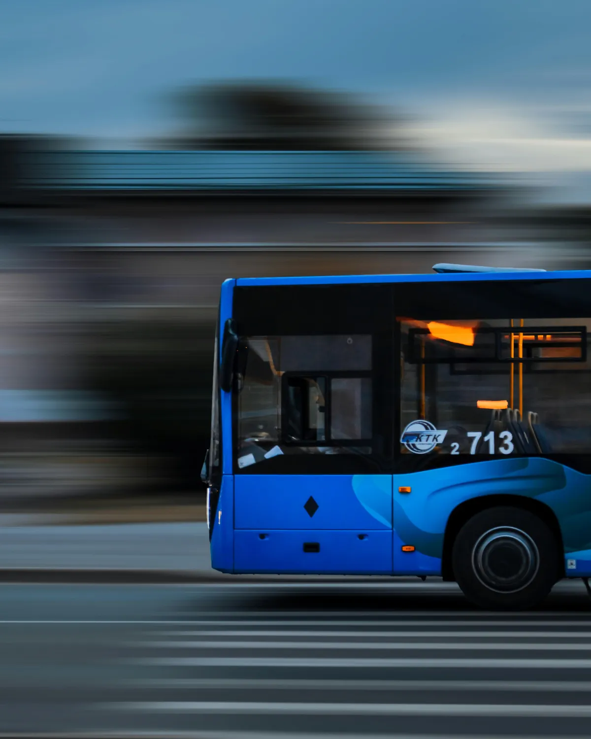 Ilustración de servidor TWO y autobuses