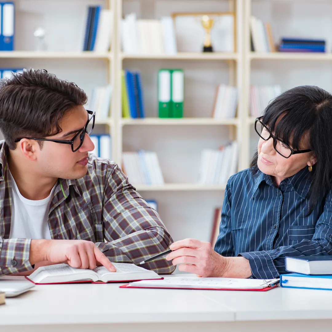 Insegnante e studente a lezione in presenza